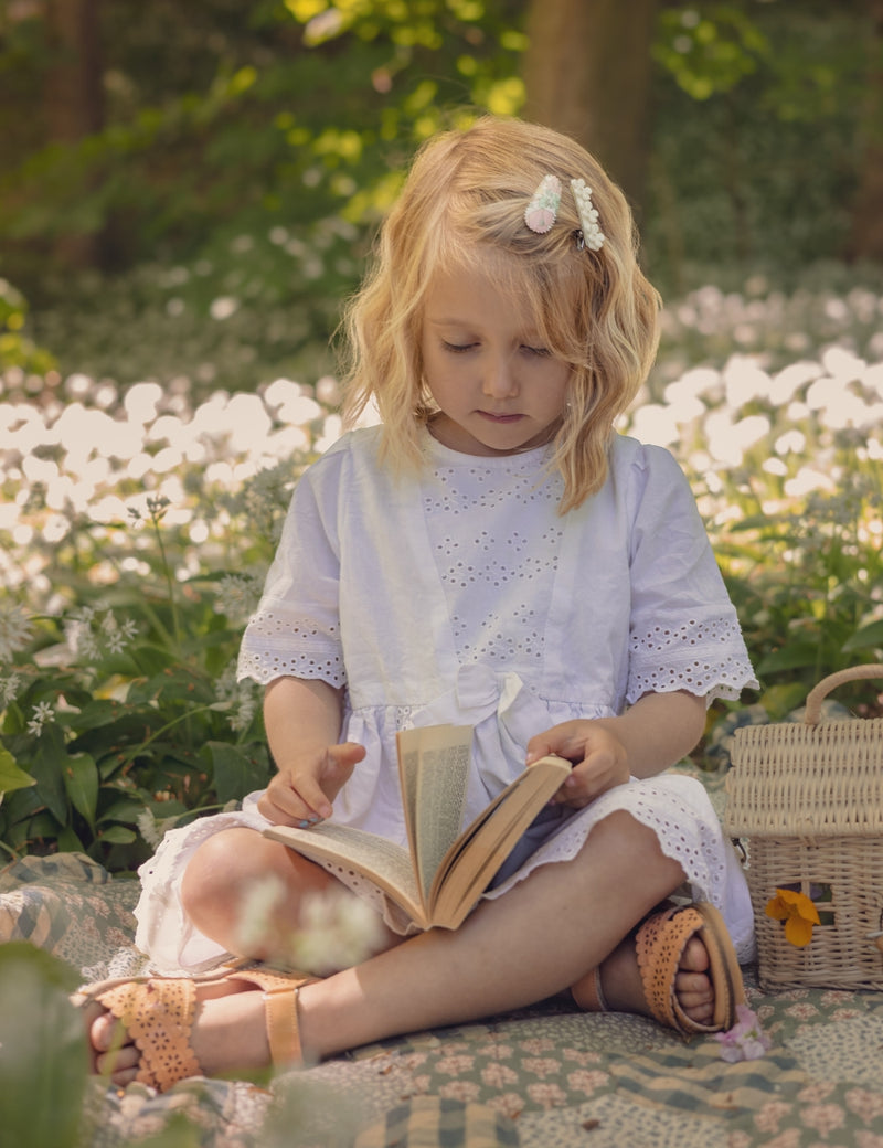 Petit Nord Crossover Scallop Flower Sandals Apricot 086