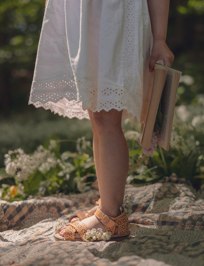 Petit Nord Crossover Scallop Flower Sandals Apricot 086