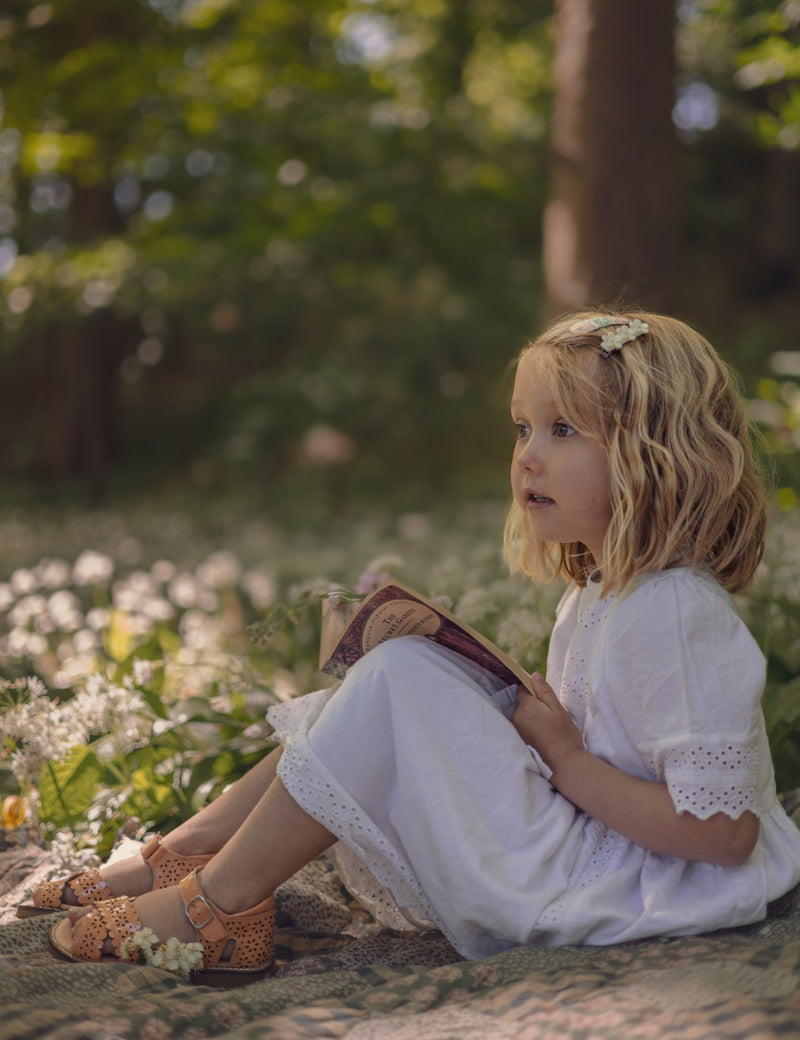 Petit Nord Crossover Scallop Flower Sandals Apricot 086