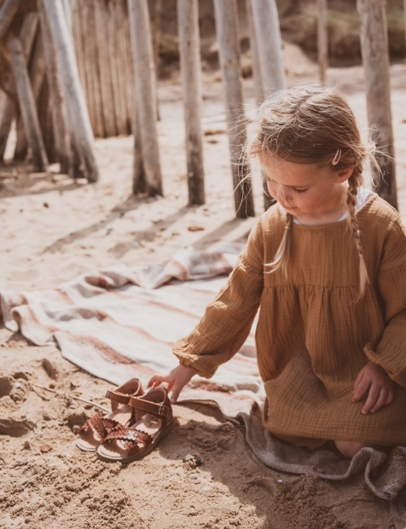 Petit Nord Crossover Scallop Flower Sandals Cognac 002