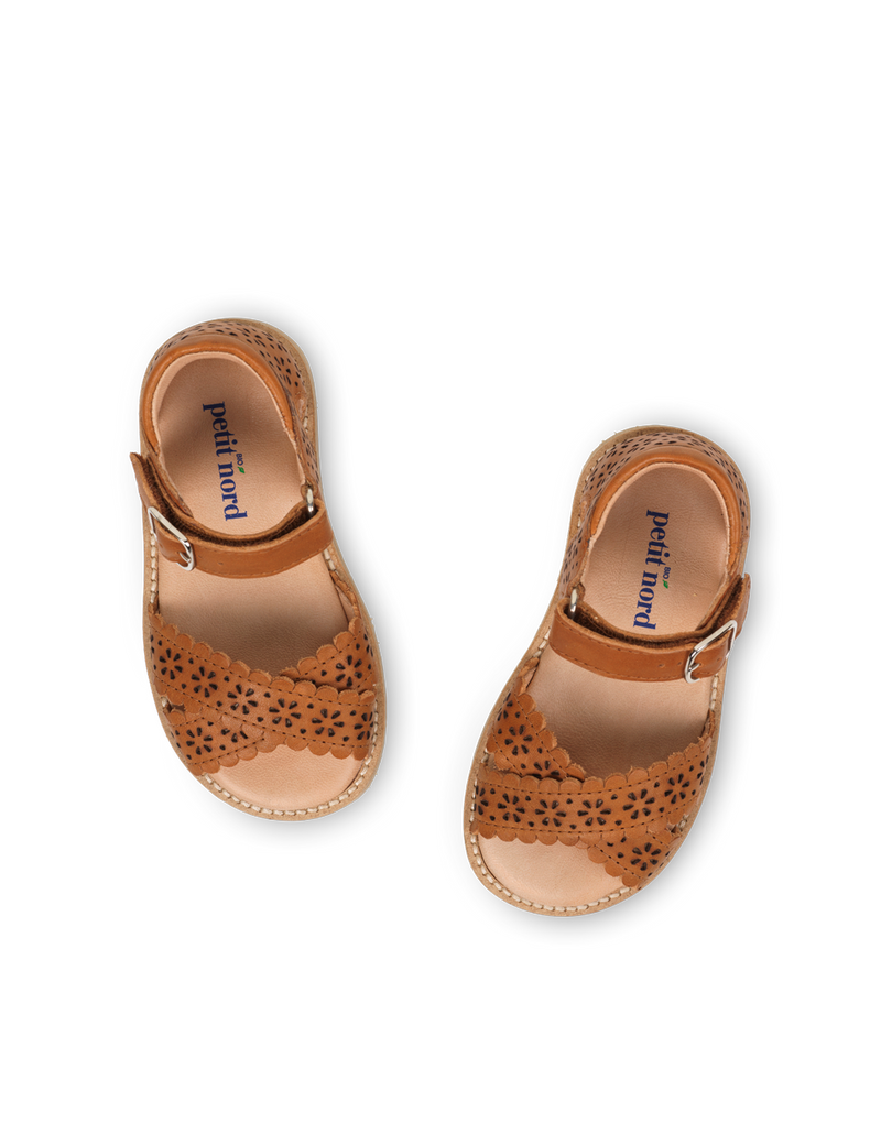Petit Nord Crossover Scallop Flower Sandals Cognac 002