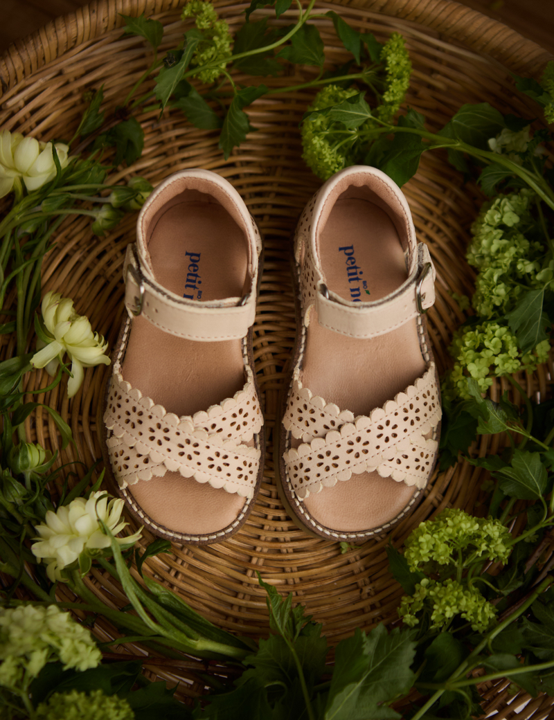 Petit Nord Crossover Scallop Flower Sandals Cream 052