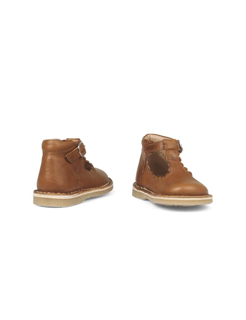 Petit Nord T-Bar Scallop T-bars and Ballerinas Cognac 002